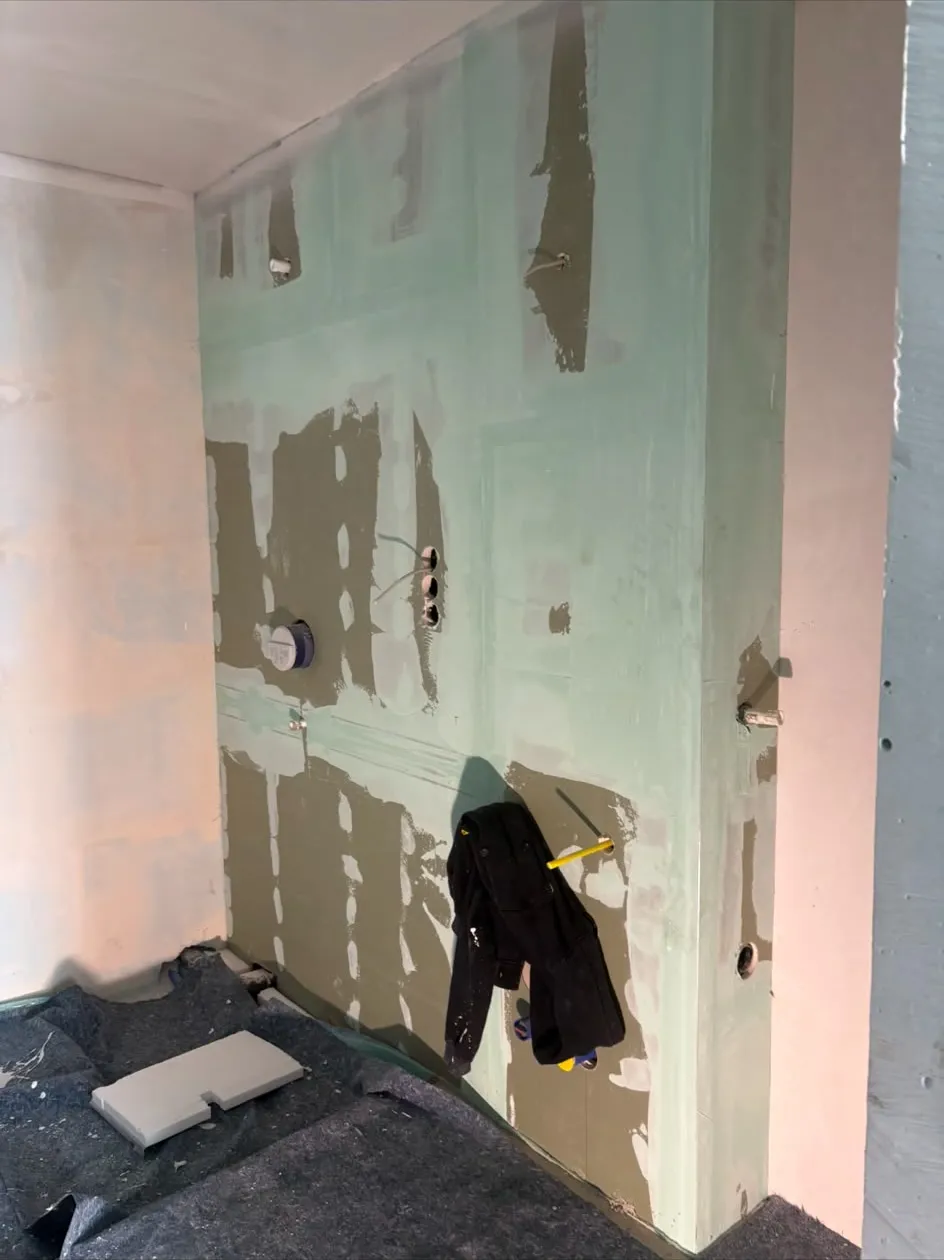 Gespachtelte Feuchtraumplatten in einem Badezimmer vor der weiteren Beschichtung