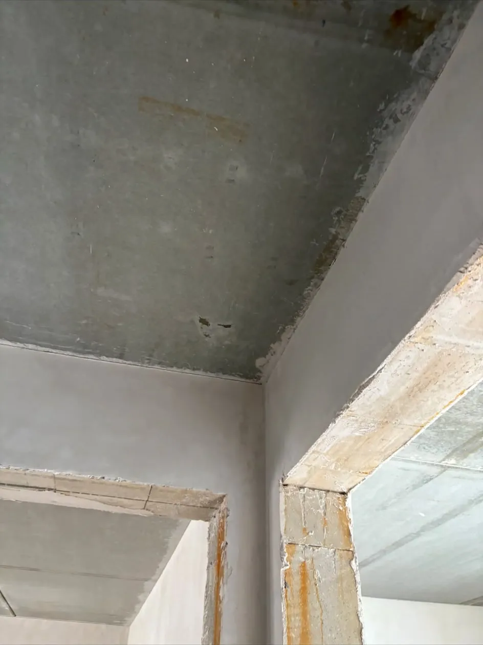 Übergang von roher Betondecke zu frisch verspachtelten Wand- und Sturzflächen