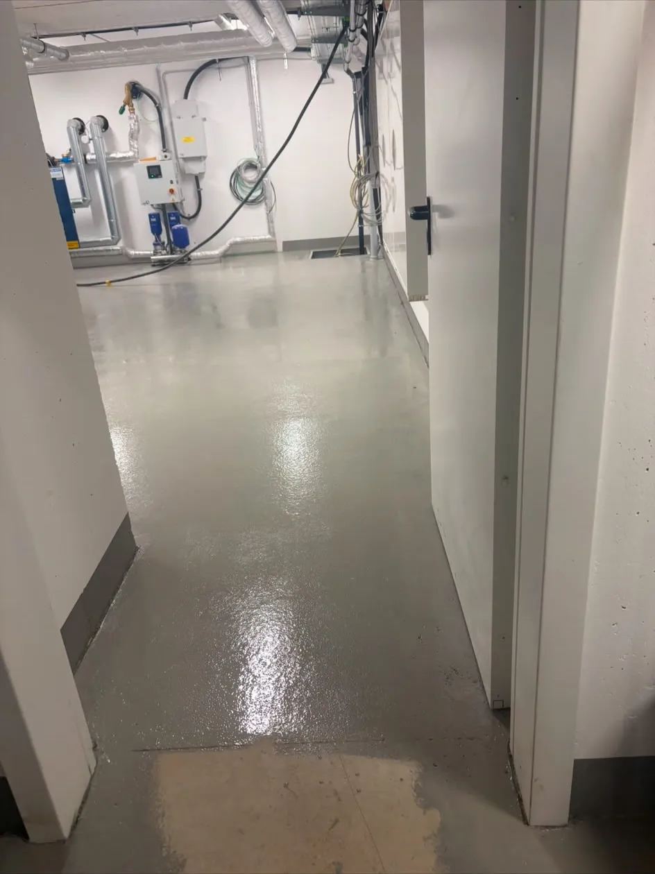 Fertig beschichteter Boden in einem Technikraum mit heller 2K-Beschichtung