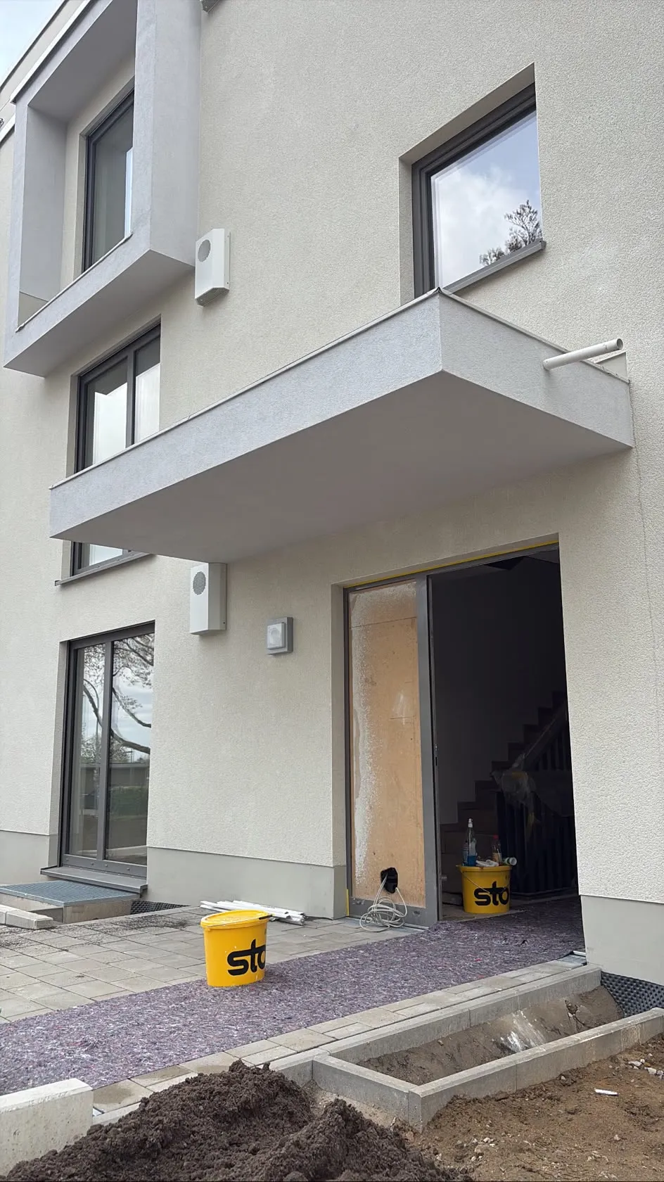 Fertig sanierte und gedämmte Fassade eines Wohnhauses