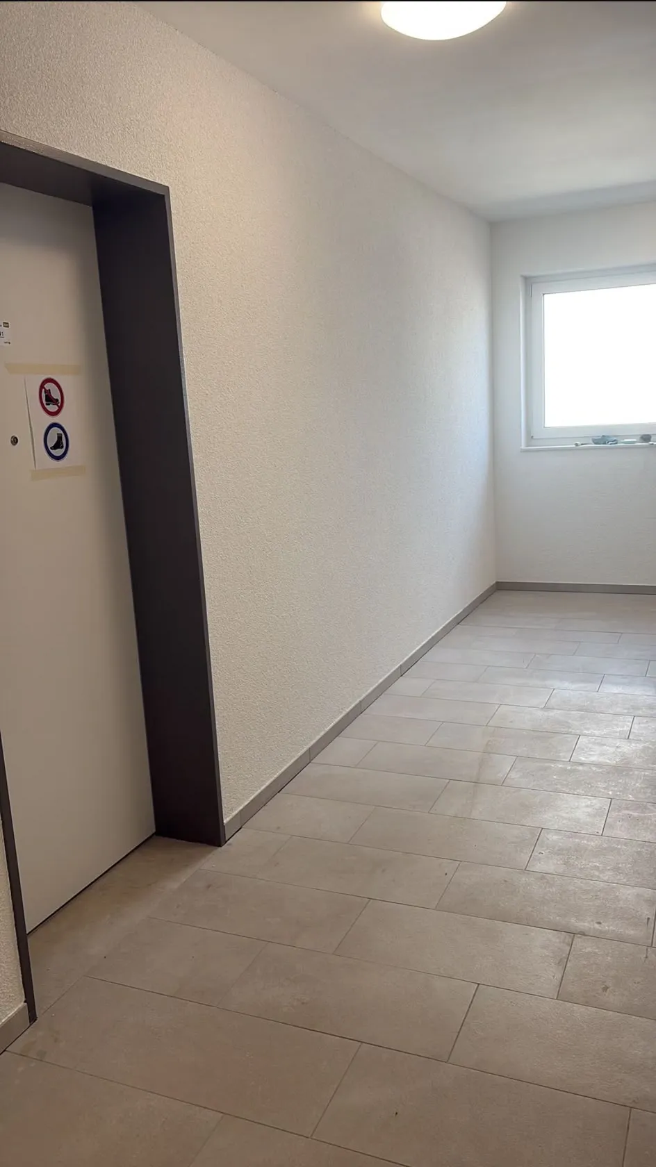 Fertiger Hausflur mit strukturierter Wandfläche und gefliestem Boden