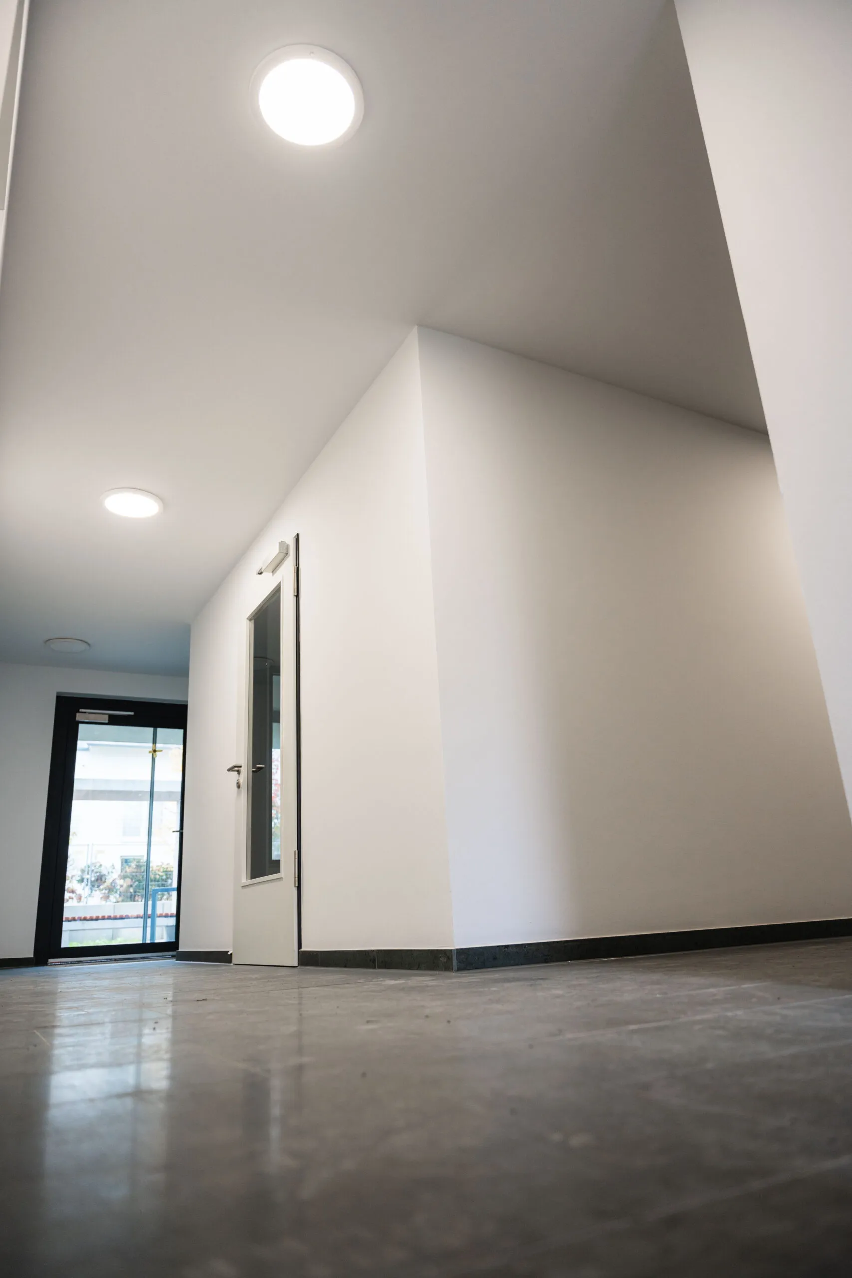 Neu gestrichener Hausflur mit Wohnungstüren