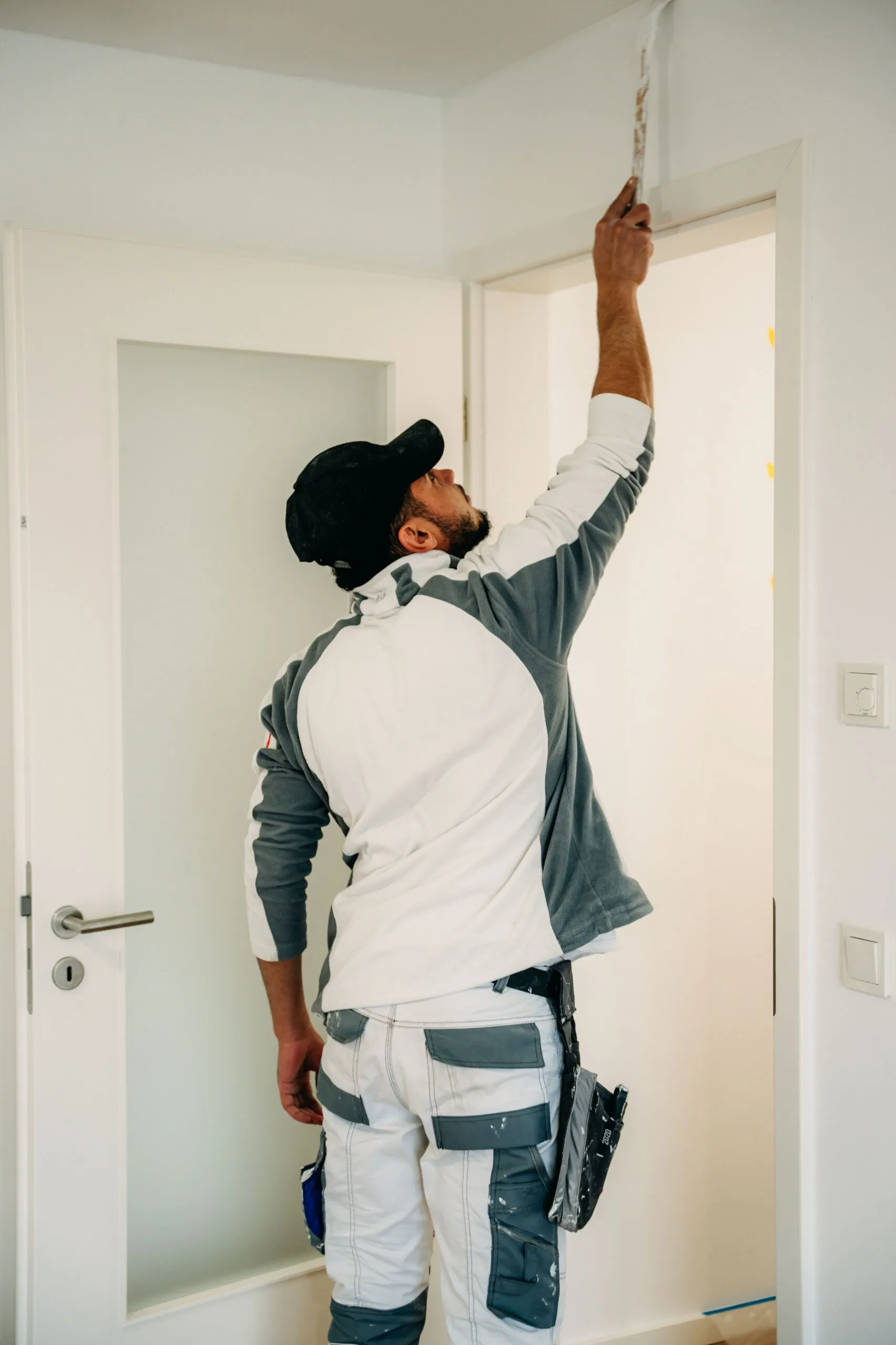 Maler beim Anstrich einer Wand in Dortmund