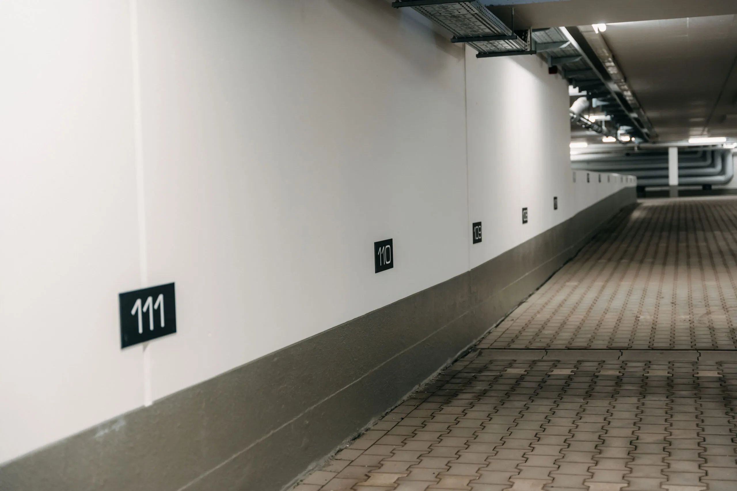 Frisch gestrichene Tiefgarage einer großen Wohnanlage im Ruhrgebiet