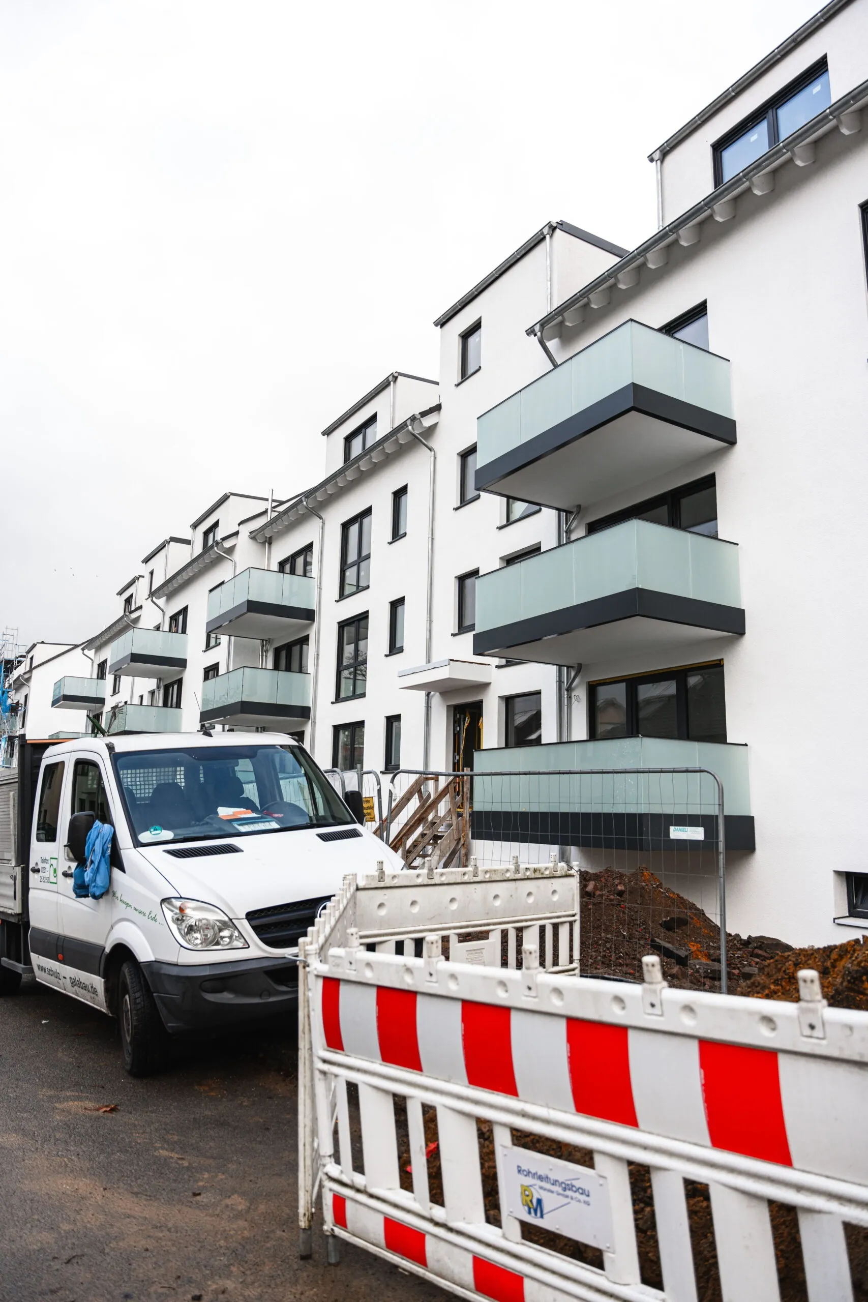 Mehrfamilienhaus in Dortmund mit Firmenfahrzeug vor der Fassade