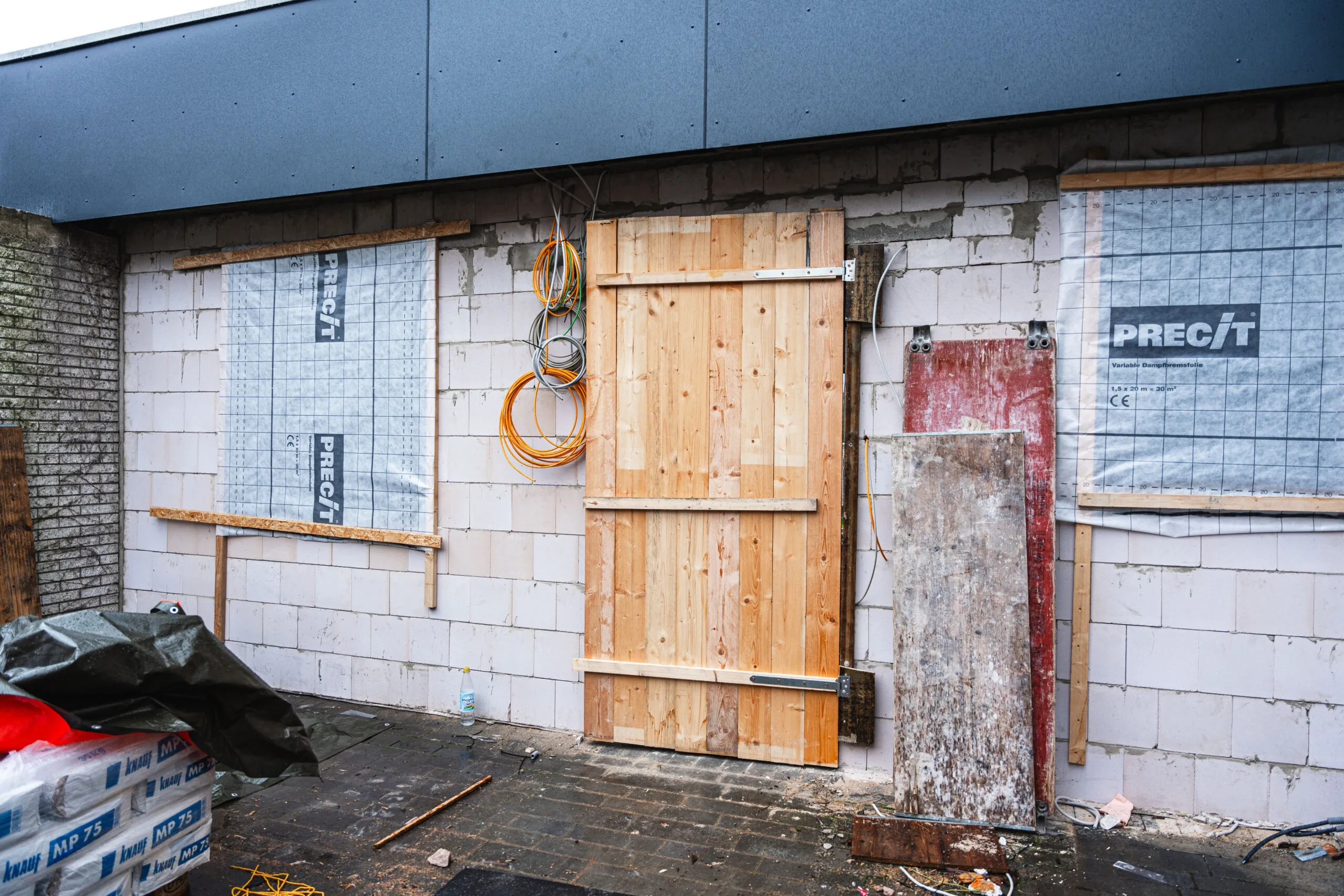 Fassade eines Gebäudes während der Sanierungsarbeiten