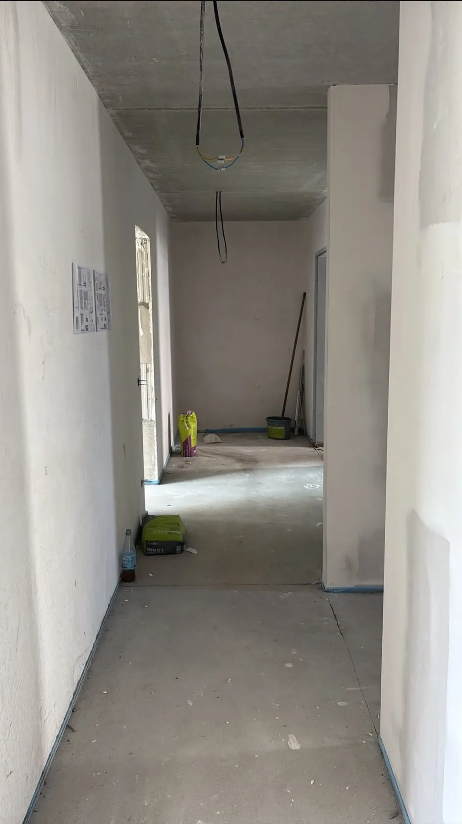 Gespachtelter Wohnungsflur im Rohbau mit vorbereiteten Wandflächen