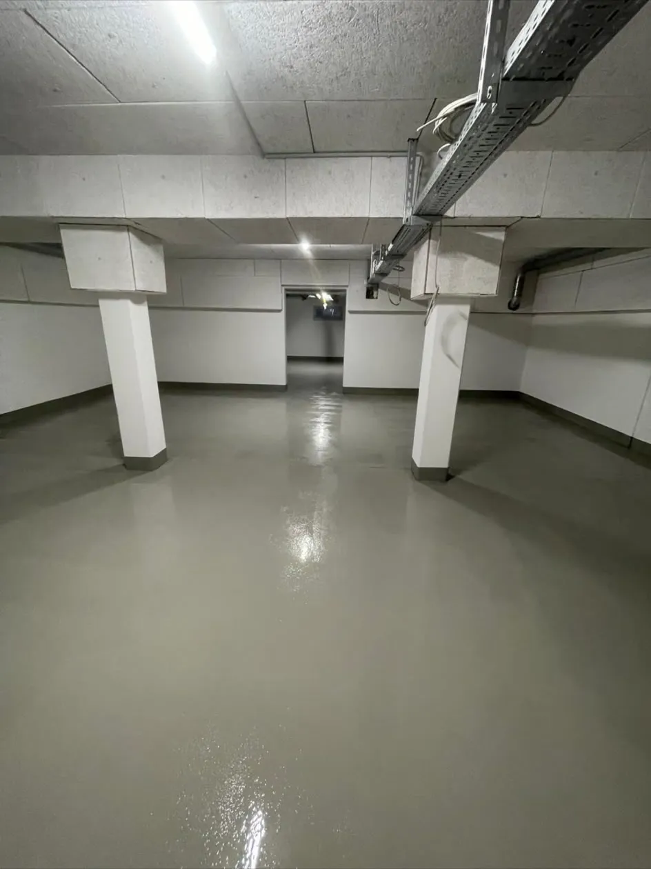 Kellergang der Wohnanlage mit fertig beschichtetem Boden
