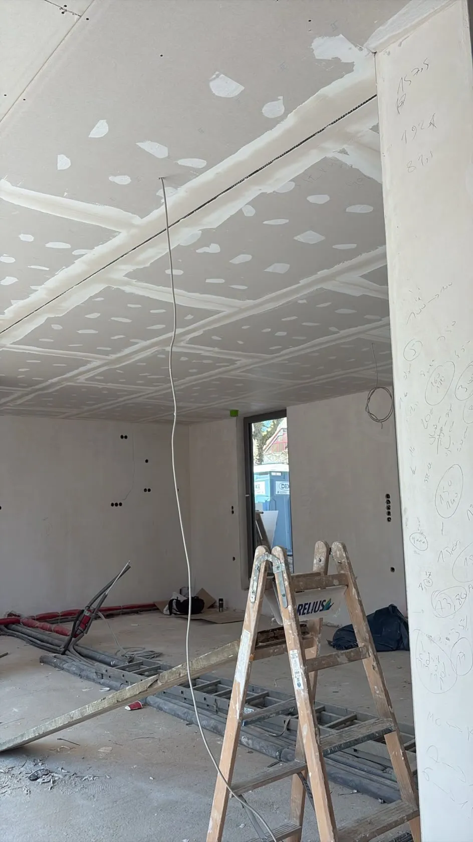 Verspachtelte Trockenbaudecke in einem Rohbau vor den Malerarbeiten