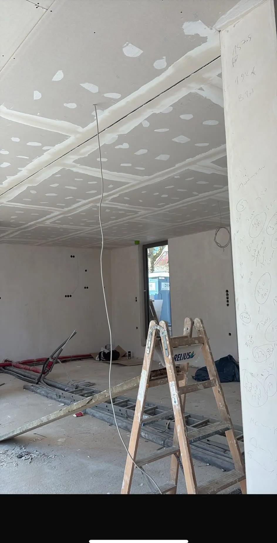 Verspachtelte Trockenbaudecke in einem Rohbau vor den Malerarbeiten