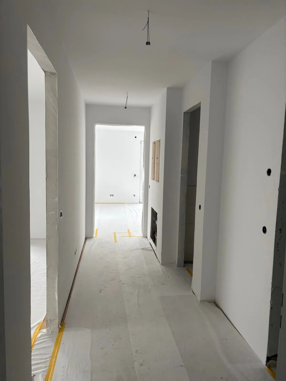 Fertiggestellter Wohnungsflur mit hellen Wänden nach dem Anstrich