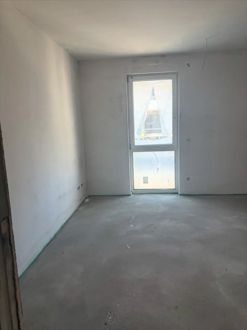Gespachtelte Wand- und Deckenflächen in einem Zimmer mit Fenstertür